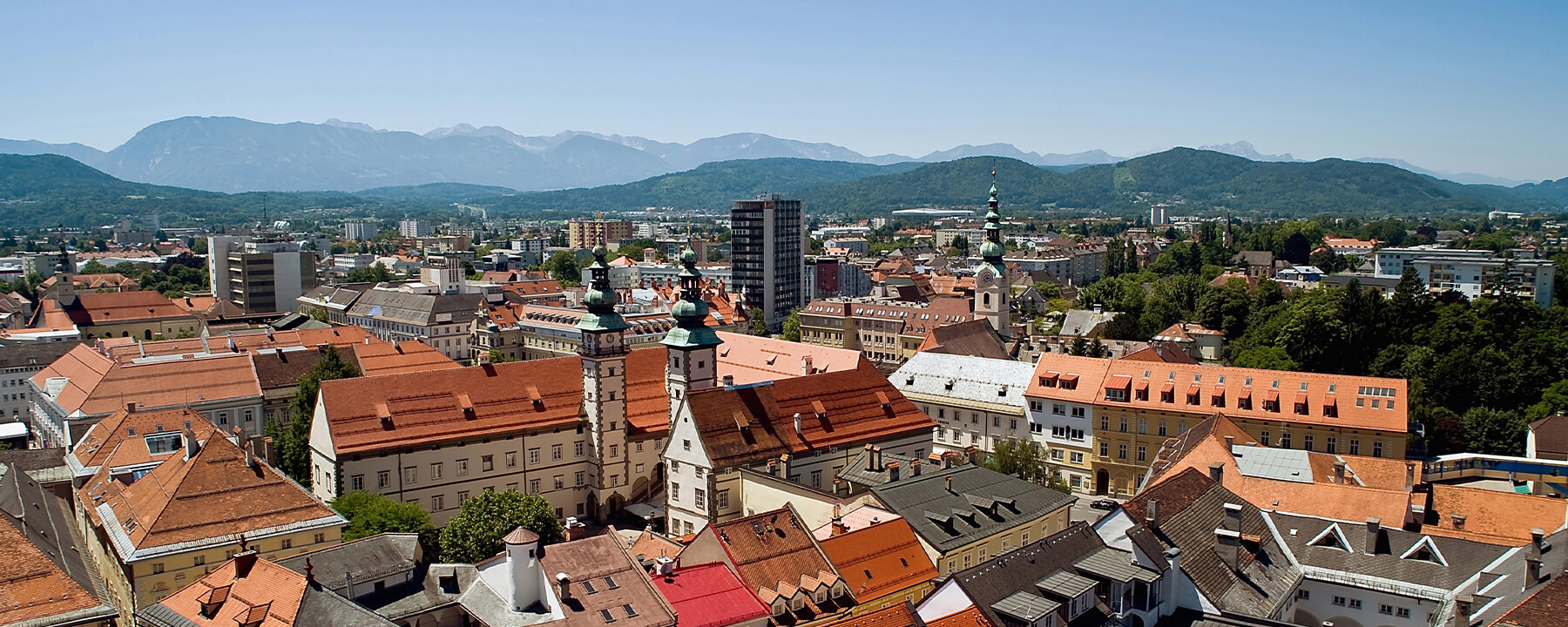 Klagenfurt liegt malerisch am Wörthersee und wird von den Alpen umrahmt, was der Stadt eine reizvolle Mischung aus städtischem Leben und alpiner Landschaft verleiht