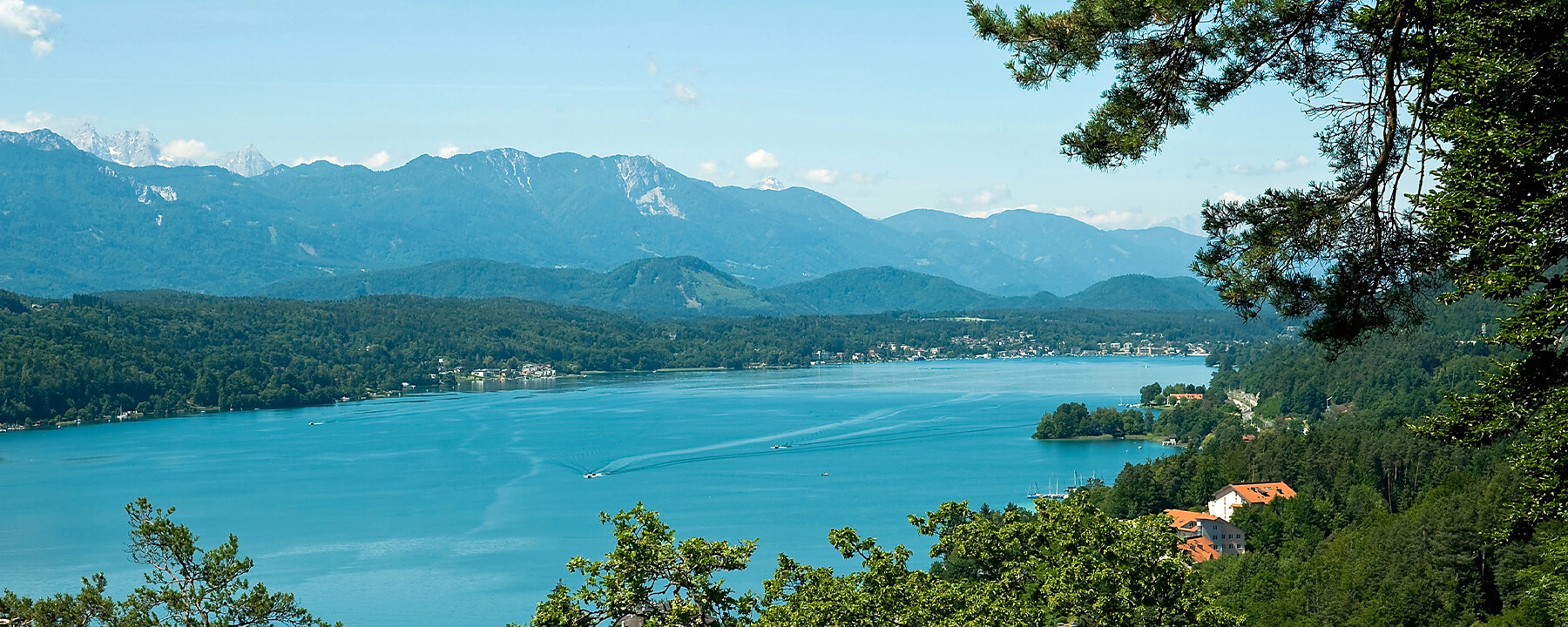 Der Wörthersee ist einer der größten und wärmsten Alpenseen, bekannt für sein klares, türkisfarbenes Wasser und ein beliebtes Ziel für Wassersportler und Erholungssuchende