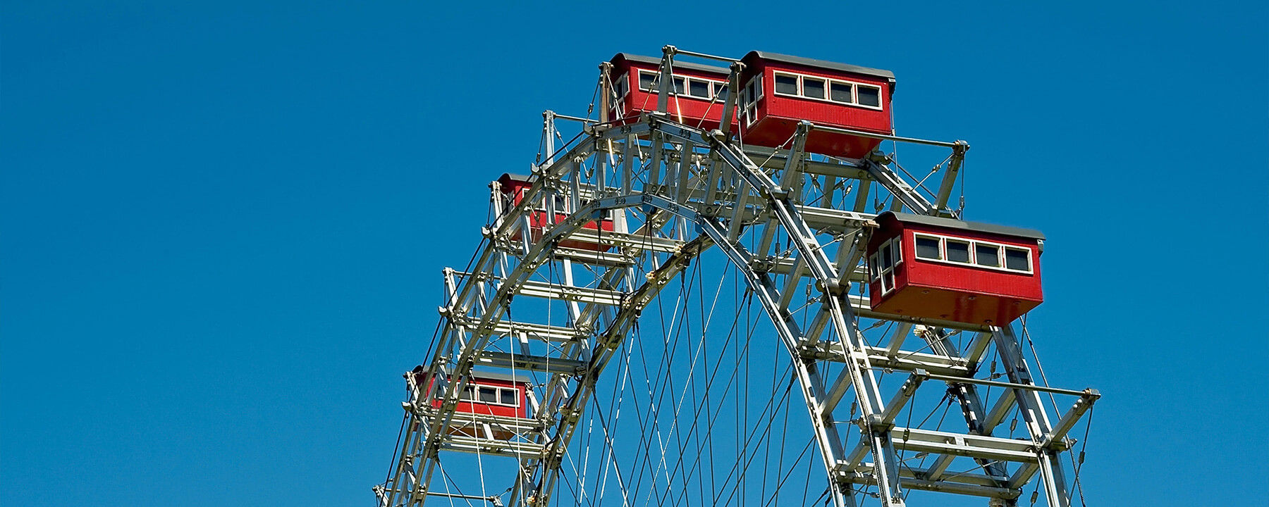 Der Minimundus Park ist ein beliebter Freizeitpark, der über 150 maßstabsgetreue Modelle berühmter Bauwerke aus aller Welt präsentiert, wie zum Beispiel den Wiener Prater