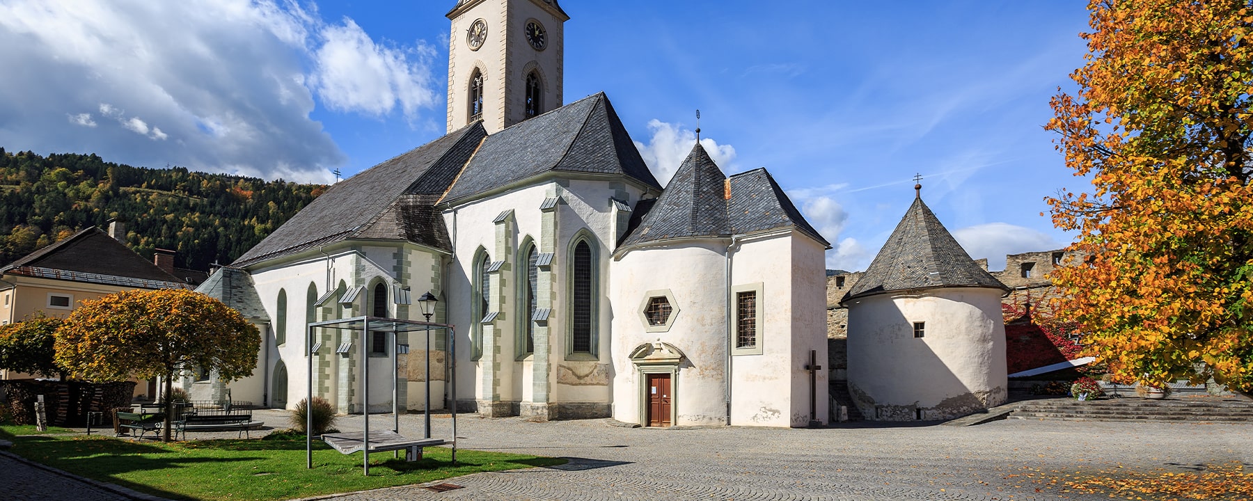 Die Altstadt von Gmünd besticht durch ihre gut erhaltenen mittelalterlichen Gassen, den charmanten Stadtplatz und die gotische Stadtpfarrkirche Maria Himmelfahrt als zentralen Blickfang