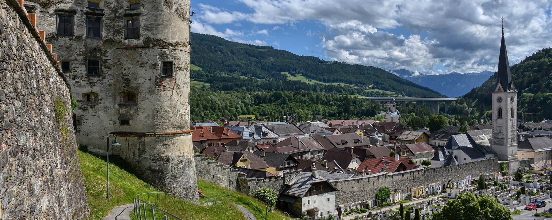 Reiseführer Gmünd in Kärnten: Gmünd ist eine historische Kleinstadt mit mittelalterlicher Altstadt, lebendiger Kunstszene und einer idyllischen Lage am Tor zu den Nockbergen