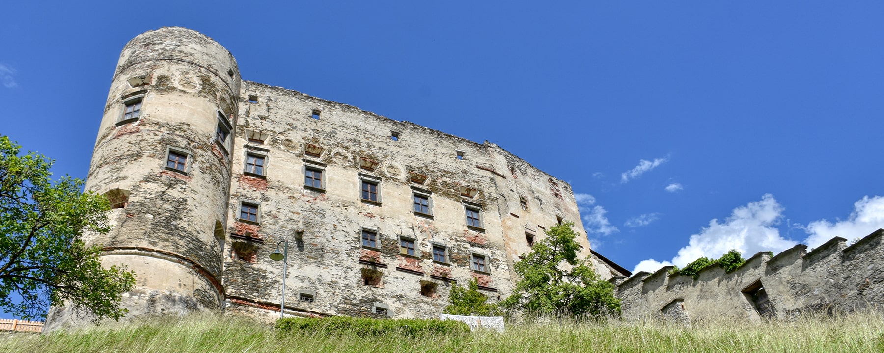 Die Alte Burg Gmünd thront über der Stadt, bietet faszinierende Einblicke in die mittelalterliche Geschichte und dient heute als Veranstaltungsort für Kunst und Kultur