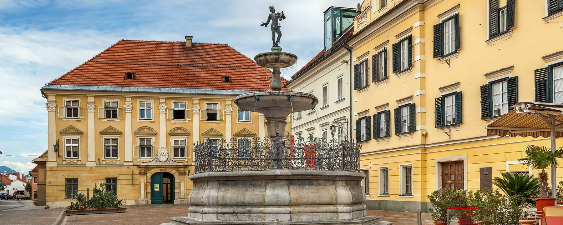 Die Altstadt von Sankt Veit an der Glan besticht durch ihre historischen Gebäude, engen Gassen und den lebendigen Hauptplatz, der das kulturelle Herz der Stadt bildet