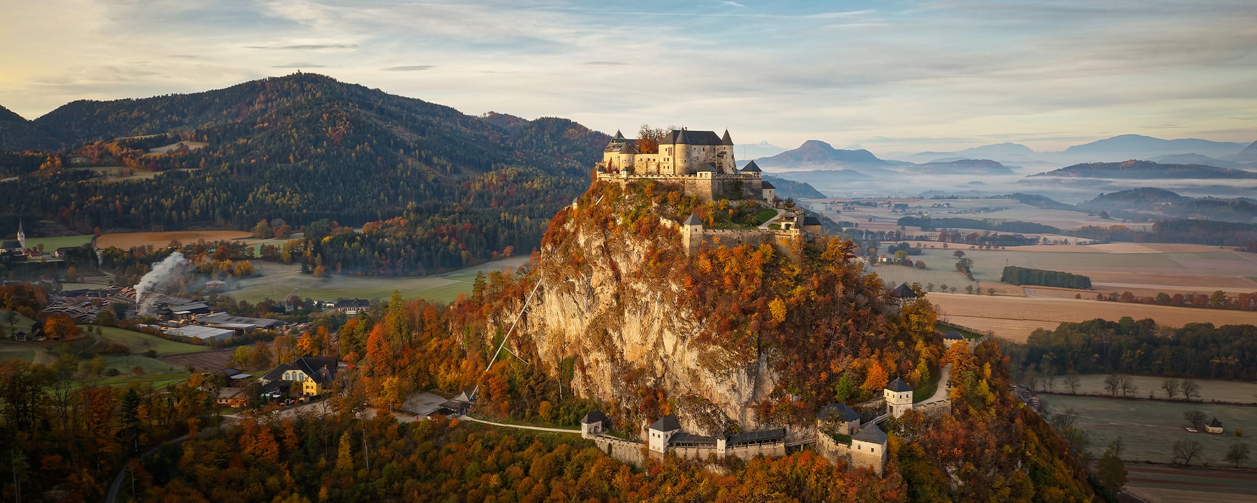 Die Burg Hochosterwitz, nahe Sankt Veit an der Glan, thront majestätisch auf einem 150 Meter hohen Dolomitfelsen und gilt als eine der beeindruckendsten mittelalterlichen Wehranlagen Österreichs