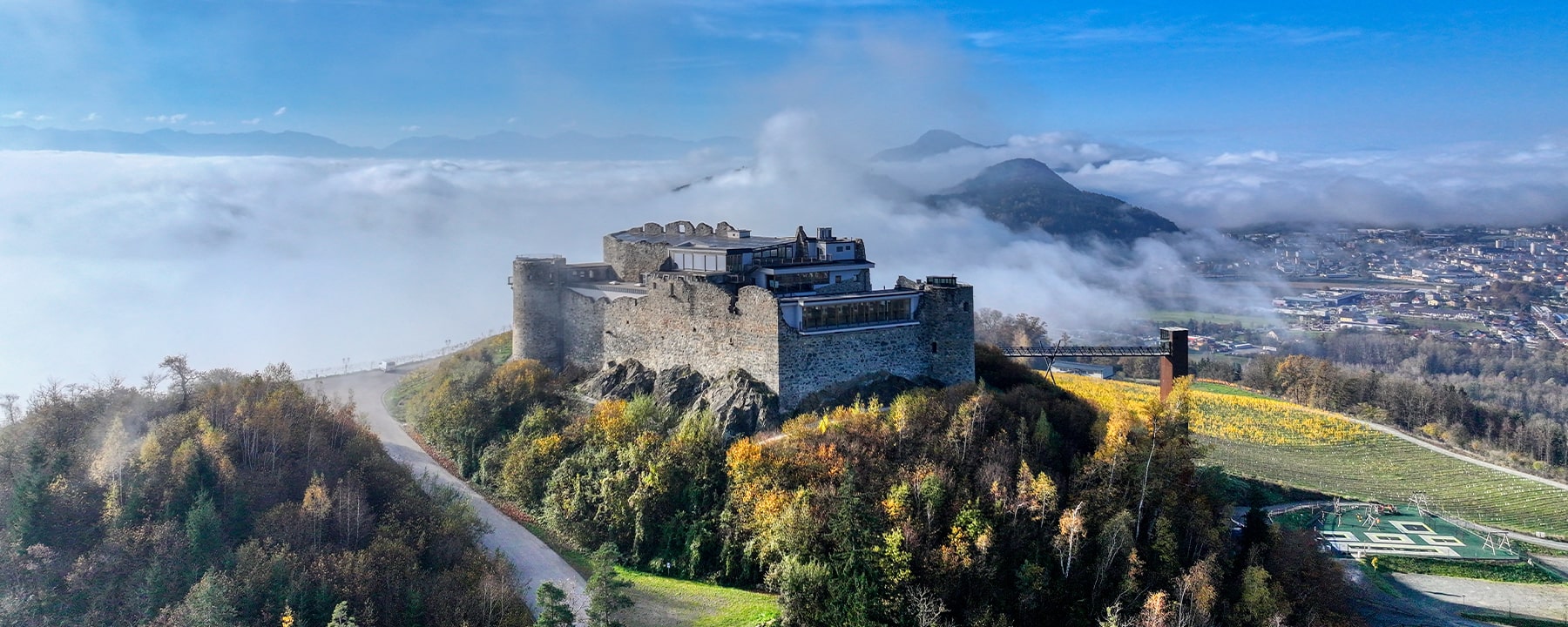 Taggenbrunn, ein historisches Weingut nahe Sankt Veit an der Glan, verbindet regionale Weintradition mit kulturellen Erlebnissen und bietet einen beeindruckenden Blick über Kärnten