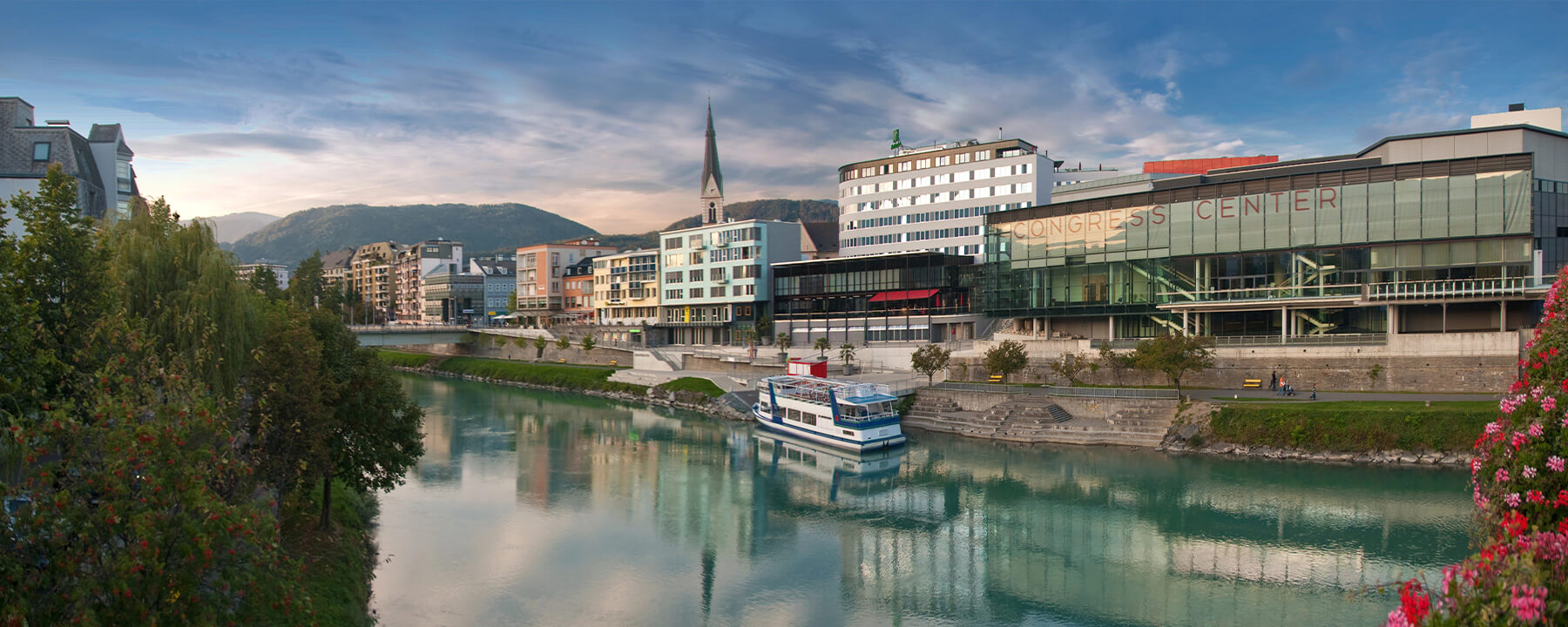 Villach liegt idyllisch am Drau-Fluss und ist von den malerischen Alpen umgeben, was der Stadt eine reizvolle Kombination aus urbanem Flair und beeindruckender Naturkulisse verleiht