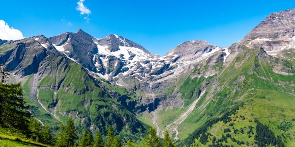 Das Salzburger Land ist geprägt von den Alpen, welche erstklassige Skigebiete, beeindruckende Berglandschaften und klare Seen bieten