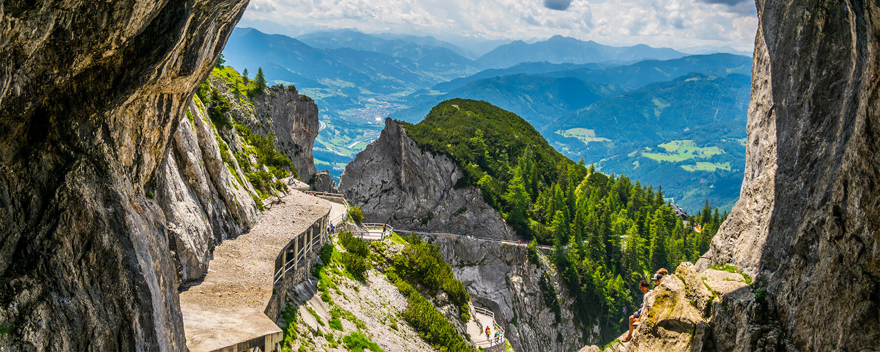 Die Eisriesenwelt im Salzburger Land ist die größte Eishöhle der Welt und erreichbar über eine Seilbahnfahrt sowie einen kurzen Wanderweg, der einen spektakulären Ausblick auf die Alpen bietet