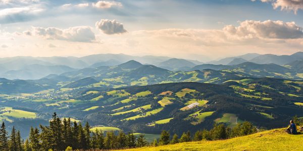 Die Steiermark bietet zahlreiche Outdoor-Aktivitäten, darunter Wandern, Radfahren und Skifahren in den erstklassigen Skigebieten der Region