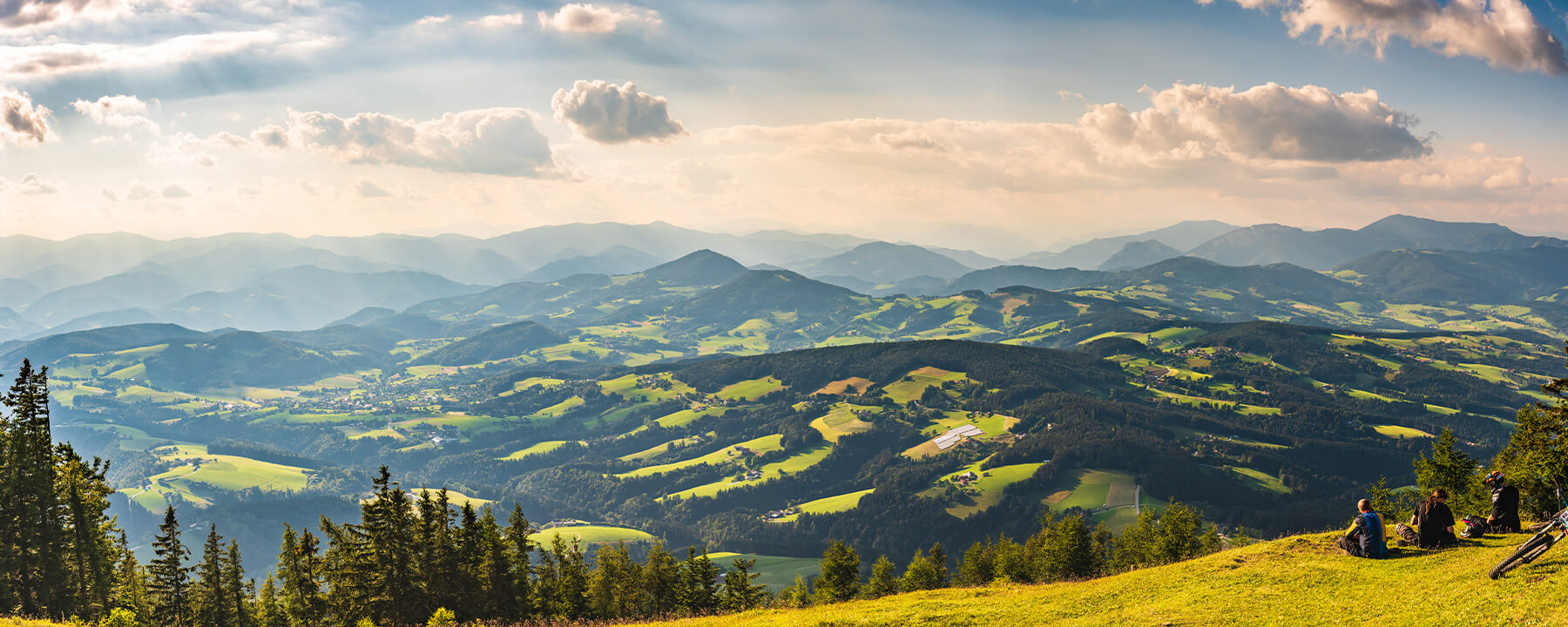 Die Steiermark bietet zahlreiche Outdoor-Aktivitäten, darunter Wandern, Radfahren und Skifahren in den erstklassigen Skigebieten der Region