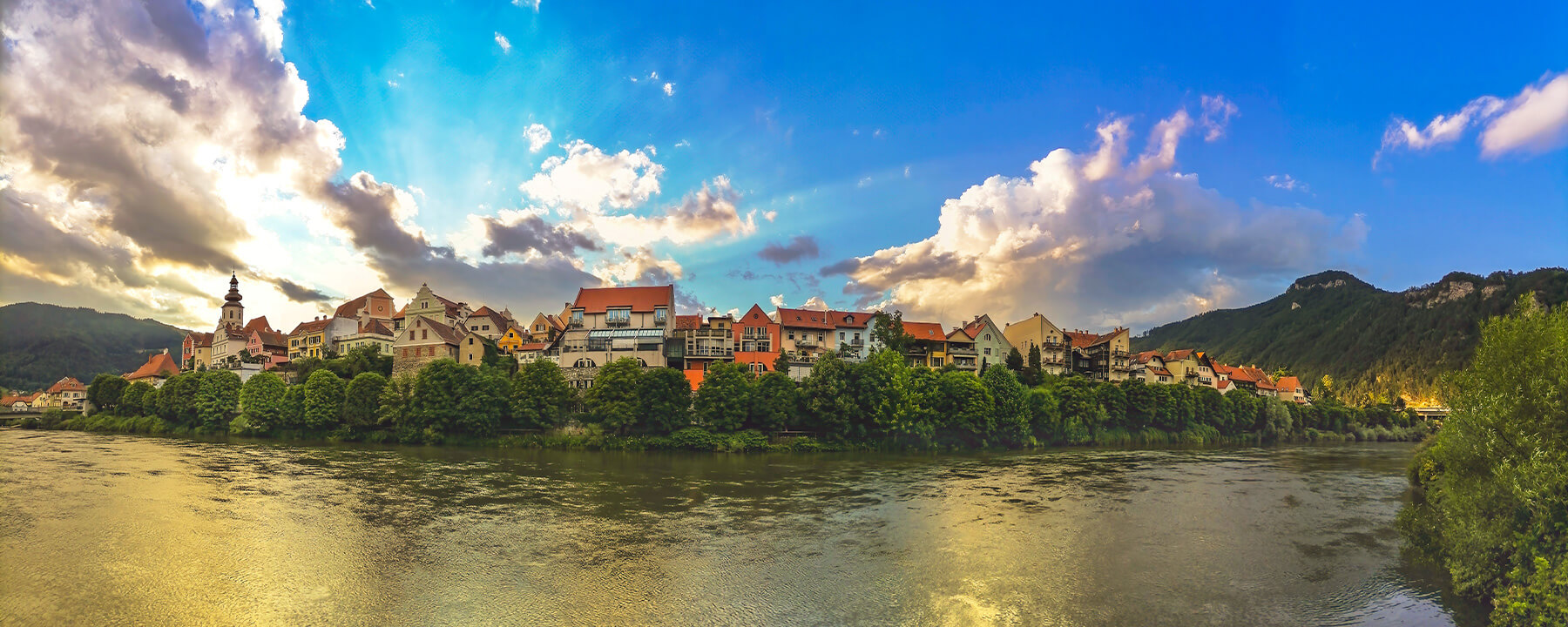 Frohnleiten in der Steiermark ist eine charmante Stadt an der Mur, die durch ihre historische Altstadt, gut erhaltenen Bauten und malerische Umgebung besticht