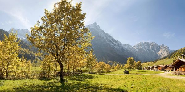 Tirol in Österreich ist bekannt für seine beeindruckenden Alpenlandschaften, erstklassigen Skigebiete und traditionsreichen Kulturfeste