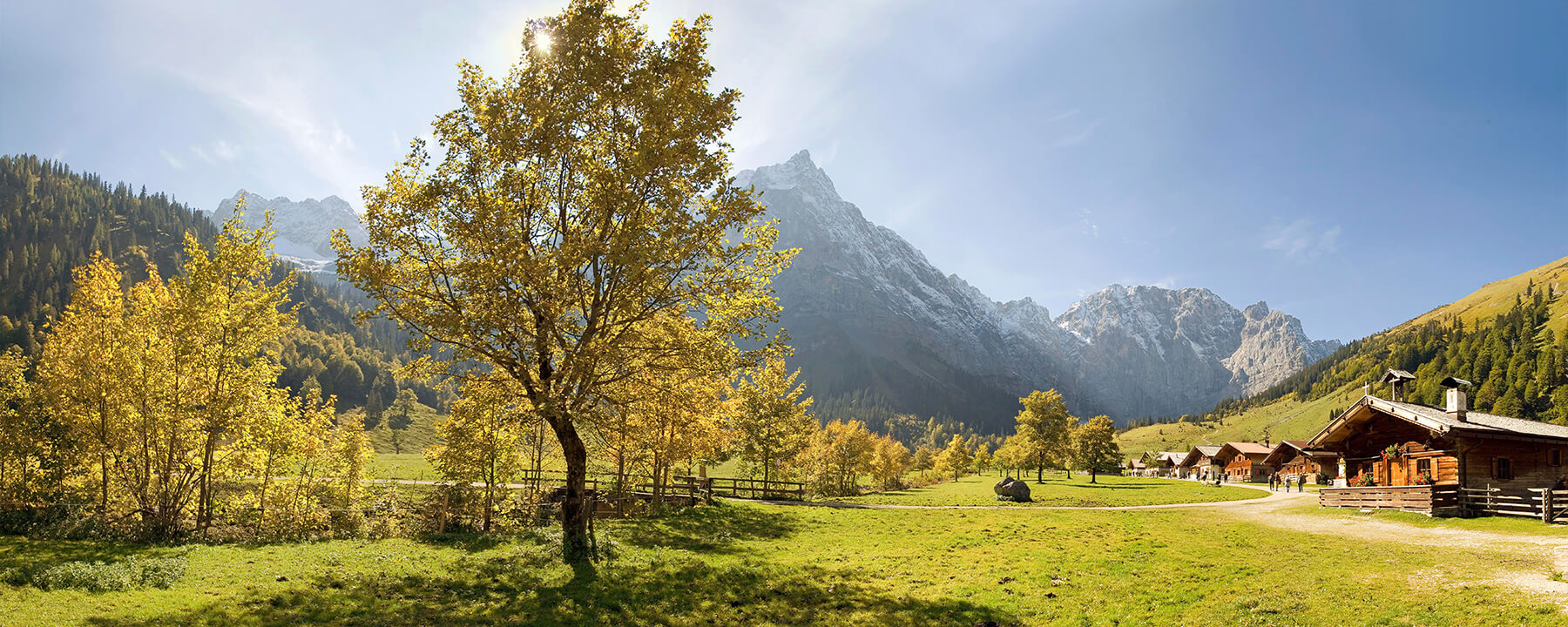 Tirol in Österreich ist bekannt für seine beeindruckenden Alpenlandschaften, erstklassigen Skigebiete und traditionsreichen Kulturfeste