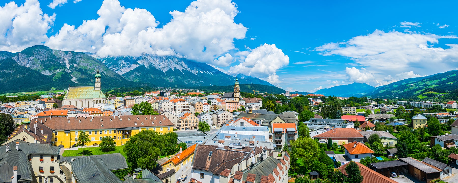 Die Stadt Hall beeindruckt mit ihrer mittelalterlichen Altstadt, die durch den historischen Salzabbau und Münzprägung einst zu den bedeutendsten Handelszentren Tirols zählte