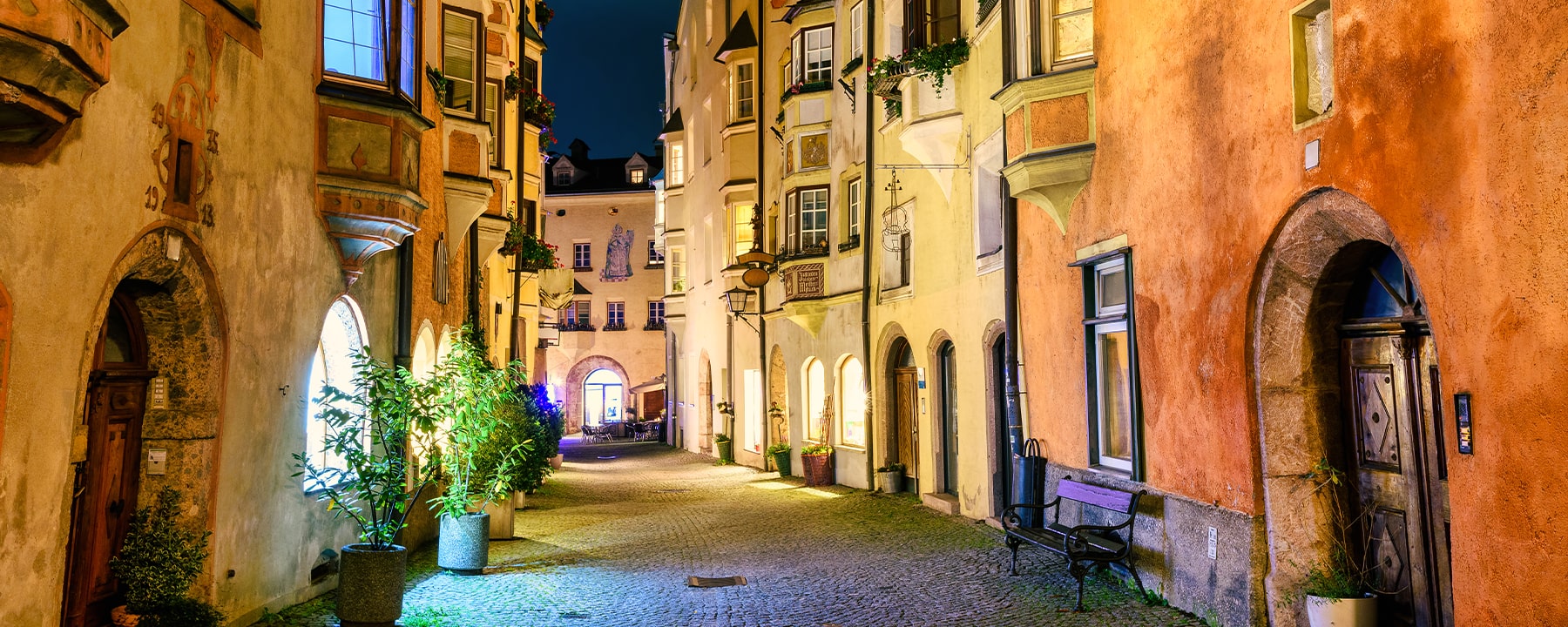 Die Altstadt von Hall in Tirol gehört zu den größten und am besten erhaltenen mittelalterlichen Stadtzentren Österreichs und beeindruckt mit engen Gassen und historischen Gebäuden