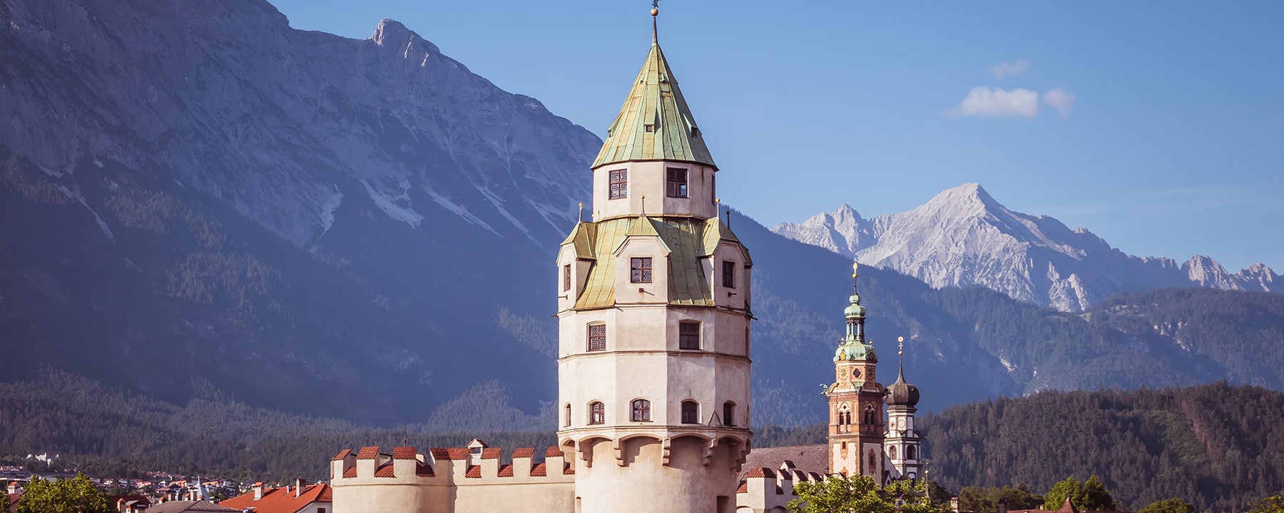 Die Burg Hasegg in Hall in Tirol ist eine bedeutende historische Festungsanlage, die im 15. Jahrhundert gegründet wurde und heute das Münzmuseum beherbergt, wo der weltweit erste Taler geprägt wurde