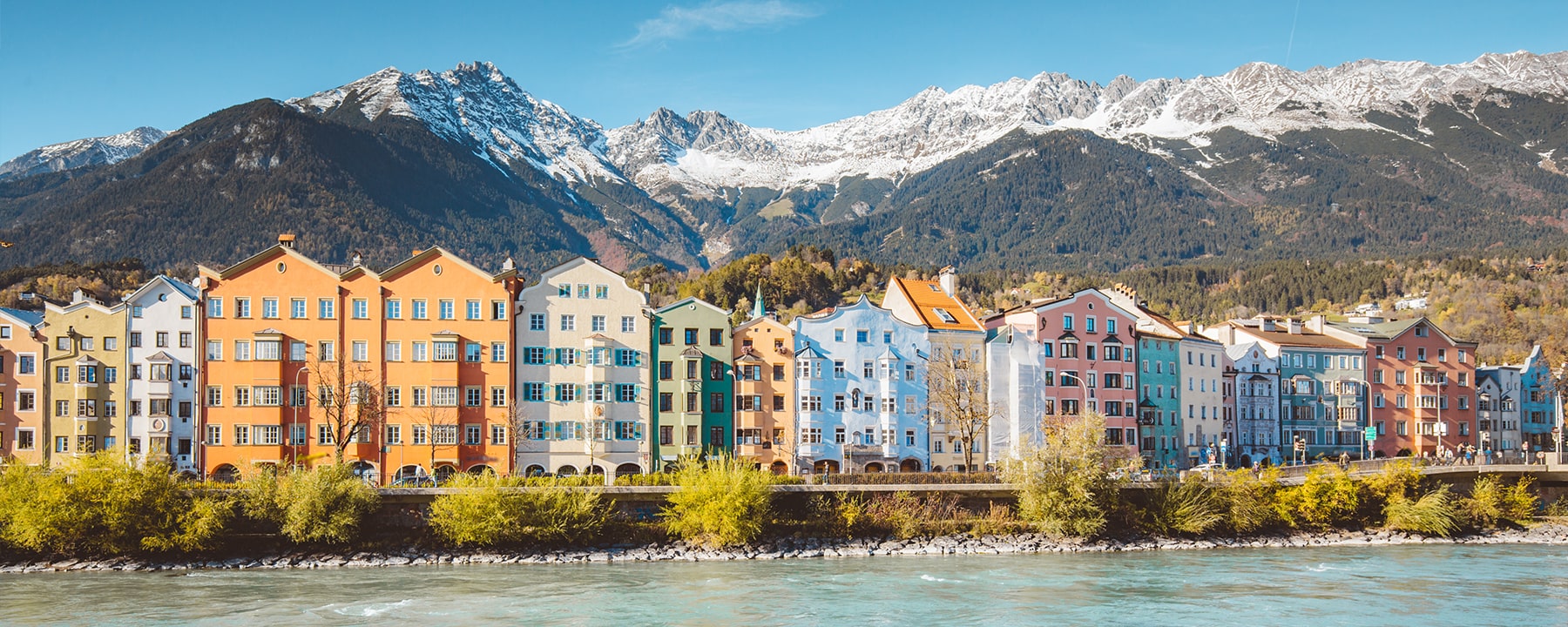 Innsbruck liegt direkt am Fluss Inn, dessen Ufer die Stadt durchziehen und ihr einen natürlichen Charme verleihen, während er die Alpenstadt mit dem weiten Inntal verbindet