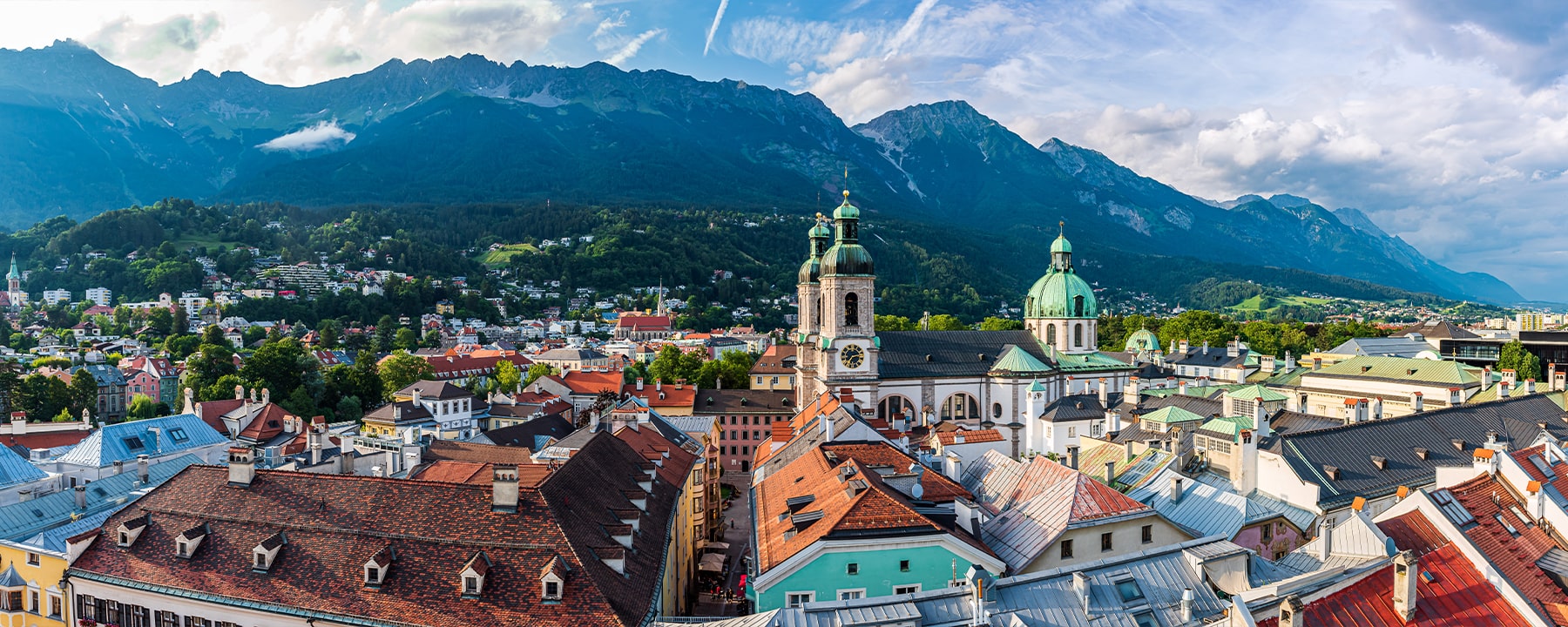 Innsbruck liegt malerisch im Herzen der Alpen, umgeben von imposanten Bergketten, die die Stadt zu einem idealen Ausgangspunkt für alpine Aktivitäten wie Skifahren, Wandern und Bergsteigen machen