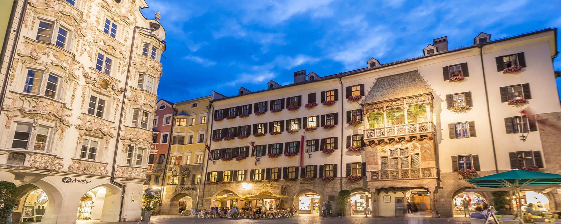 Die Altstadt Innsbrucks, mit dem berühmten Goldenen Dachl als Wahrzeichen, besticht durch ihre mittelalterlichen Gassen und historischen Gebäude, die die kaiserliche Vergangenheit der Stadt lebendig werden lassen