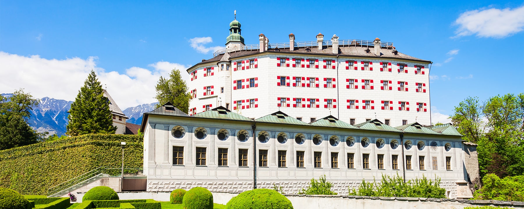 Schloss Ambras thront auf einem Hügel oberhalb von Innsbruck und beherbergt wertvolle Kunst- und Rüstsammlungen, die von Erzherzog Ferdinand II. im 16. Jahrhundert zusammengetragen wurden