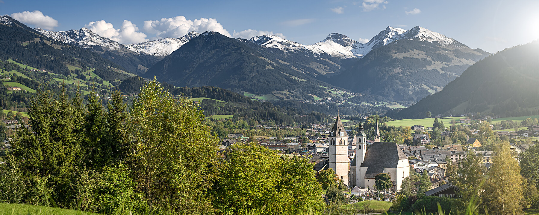 Kitzbühel ist ein charmanter Alpenort, der für seine exklusive Mischung aus Wintersport, traditionsreicher Kultur und malerischer Berglandschaft bekannt ist