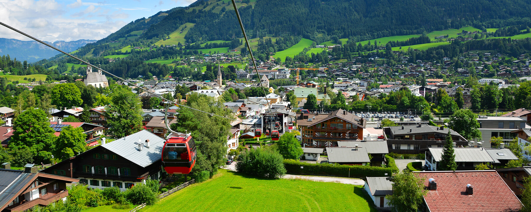 Der Hahnenkamm ist bekannt für die "Streif"-Rennstrecke und komfortabel erreichbar mit der Hahnenkammbahn