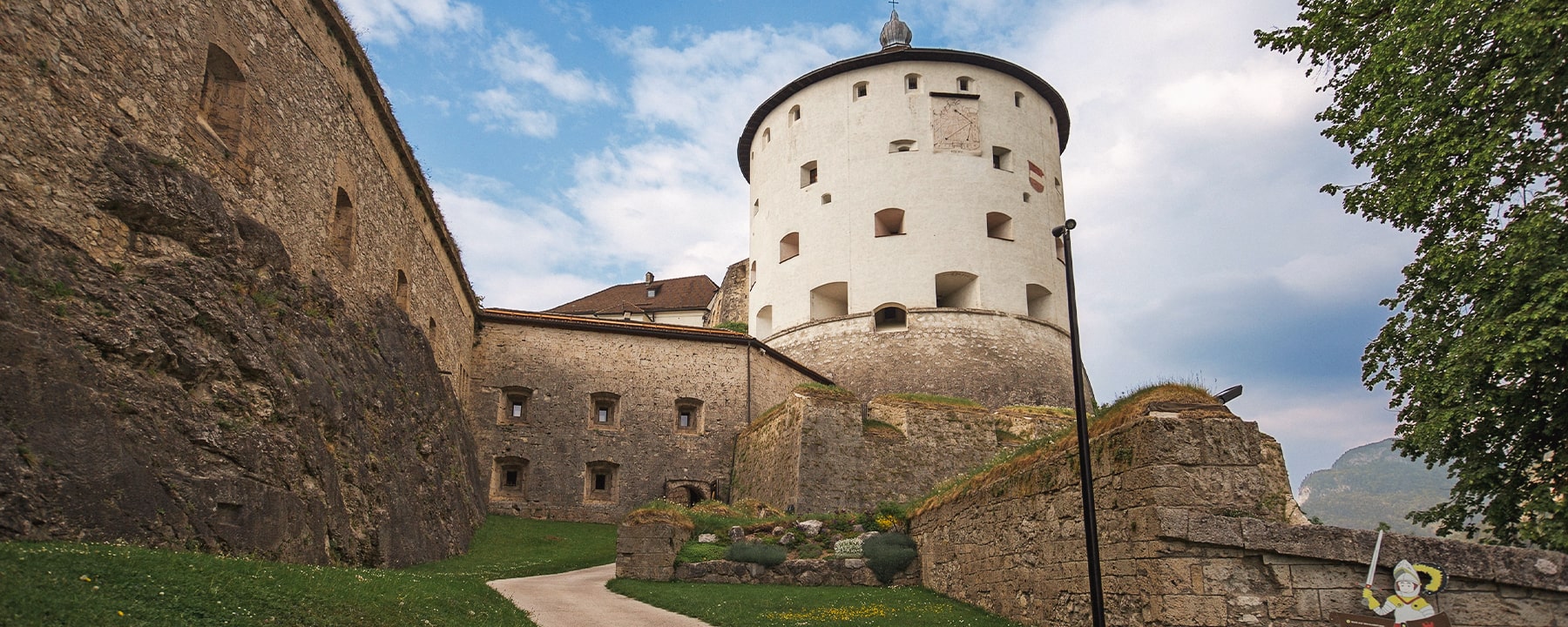 Die Festung Kufstein ist ein historisches Wahrzeichen, das auf eine über 800-jährige Geschichte zurückblickt. Sie diente einst als strategische Verteidigungsanlage und beherbergt heute Museen, kulturelle Veranstaltungen und die berühmte Heldenorgel, die täglich gespielt wird