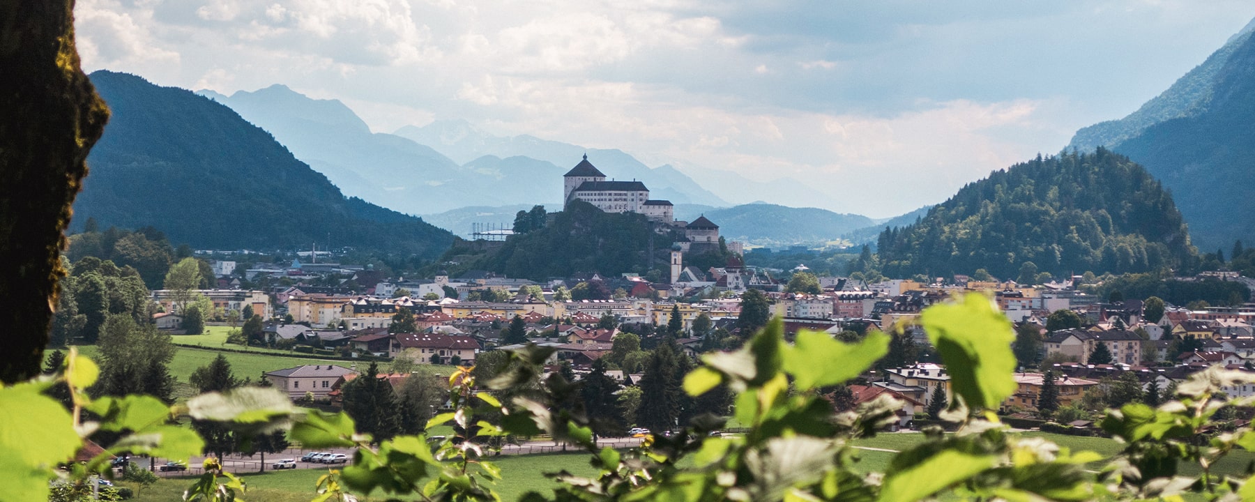 Kufstein liegt im Tiroler Inntal, umgeben von den Alpen, direkt an der Grenze zu Deutschland. Die Stadt ist bekannt für ihre beeindruckende Festung und ihre Nähe zur Natur, die sowohl kulturelle als auch sportliche Aktivitäten bietet