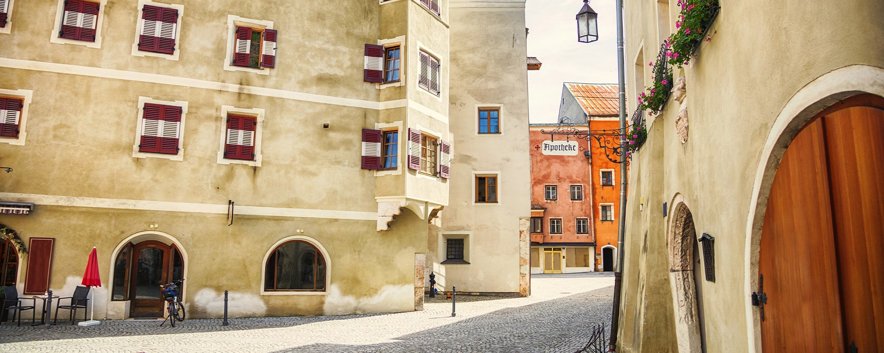 Kufsteins Altstadt verbindet historische Gebäude, enge Gassen und charmante Fassaden, die zum Flanieren und Verweilen in traditionellen Cafés und Geschäften einladen