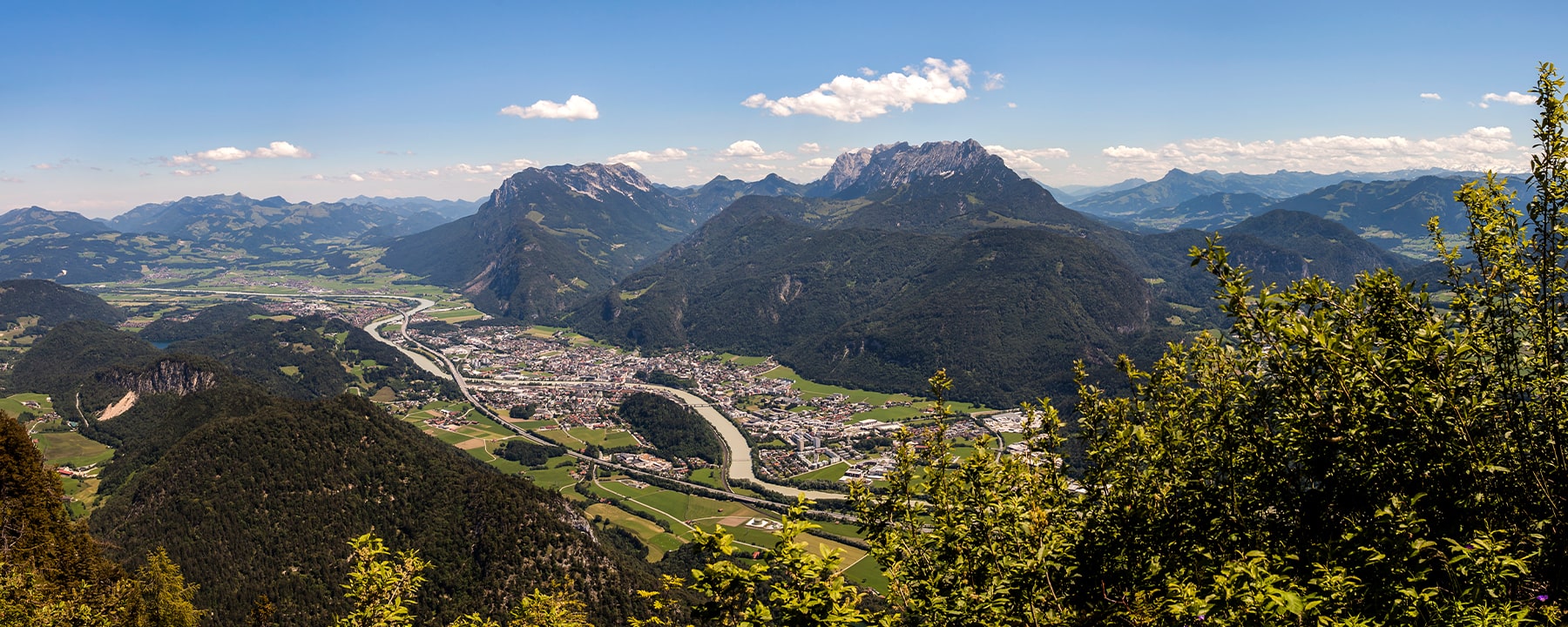 Von der Spitze des Pendling bietet sich eine weite Aussicht über das Inntal und die umliegenden Tiroler Alpen, die einen beeindruckenden Panoramablick auf die gesamte Region ermöglicht