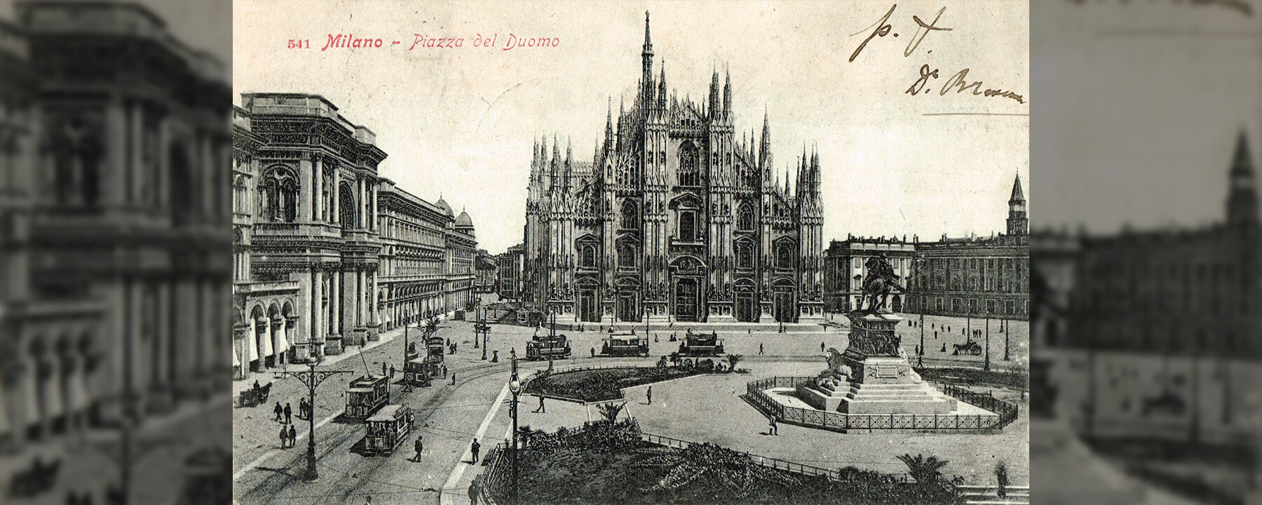 Mailand im Jahr 1904 ist eine Stadt im Aufbruch, in der sich der industrielle Fortschritt und der Glanz der Belle Époque vereinen, während moderne Infrastruktur und kulturelle Vielfalt die Straßen und Plätze prägen.