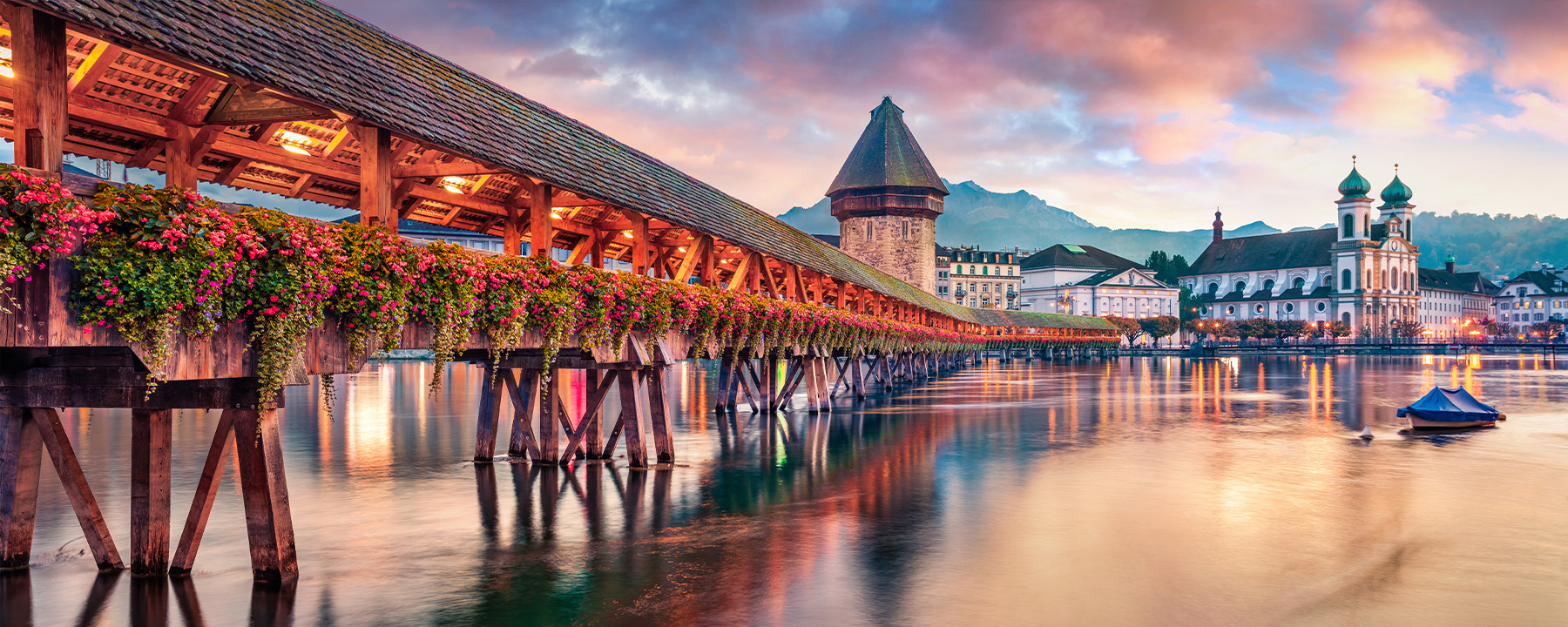 Luzern am Vierwaldstättersee ist ein wunderschöner Ort in der Zentralschweiz und bekannt für die hölzerne Kapellbrücke 