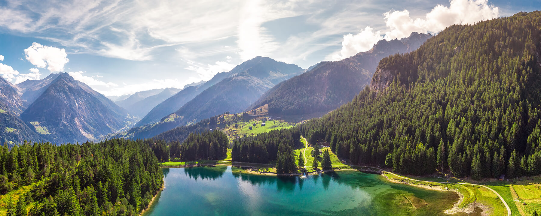 Die Berge der Alpen sind das Wahrzeichen der Schweiz und nehmen ca. zwei Drittel des gesamten Staatsgebiets ein