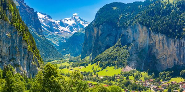 Das Berner Oberland ist eine malerische Region in der Schweiz und bekannt für seine spektakulären Alpenlandschaften mit berühmten Bergen wie Eiger, Mönch und Jungfrau sowie erstklassigen Skigebieten wie Grindelwald, Wengen und Mürren