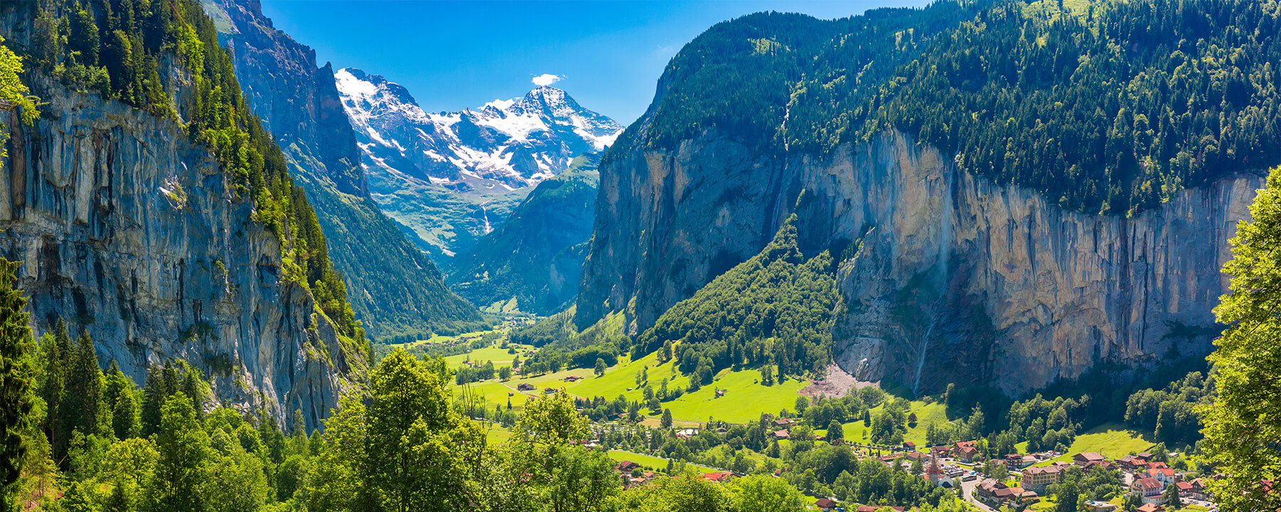 Das Berner Oberland ist eine malerische Region in der Schweiz und bekannt für seine spektakulären Alpenlandschaften mit berühmten Bergen wie Eiger, Mönch und Jungfrau sowie erstklassigen Skigebieten wie Grindelwald, Wengen und Mürren