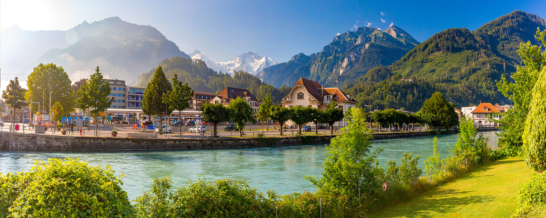 Interlaken liegt malerisch zwischen dem Thunersee und dem Brienzersee und dient als Tor zu den Berner Alpen