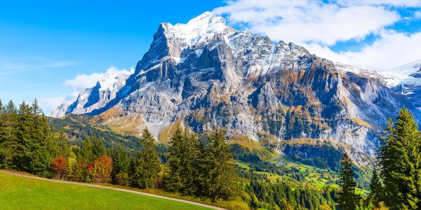 Das Jungfraujoch liegt auf 3.454 Metern Höhe und ist über die höchste Zahnradbahn Europas erreichbar. Es bietet atemberaubende Ausblicke auf das Aletschgletschergebiet und die umliegenden Gipfel von Eiger, Mönch und Jungfrau