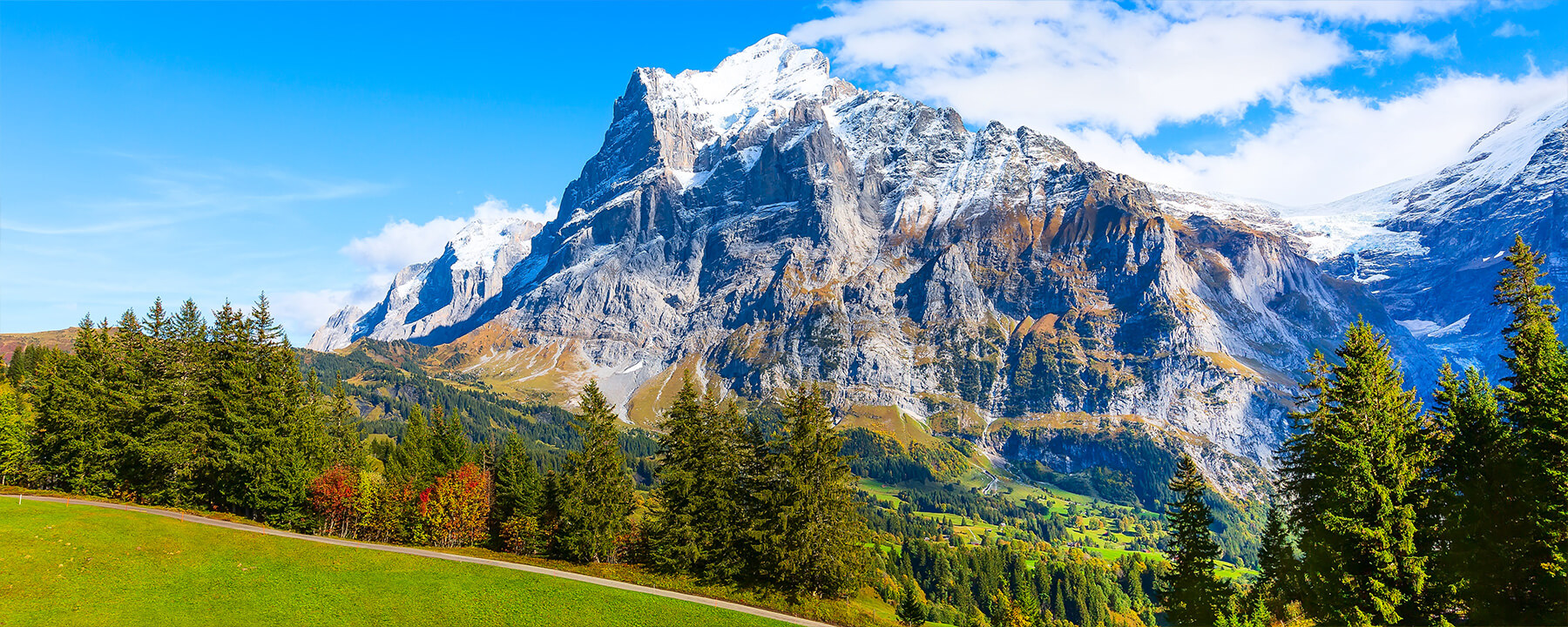 Das Jungfraujoch liegt auf 3.454 Metern Höhe und ist über die höchste Zahnradbahn Europas erreichbar. Es bietet atemberaubende Ausblicke auf das Aletschgletschergebiet und die umliegenden Gipfel von Eiger, Mönch und Jungfrau