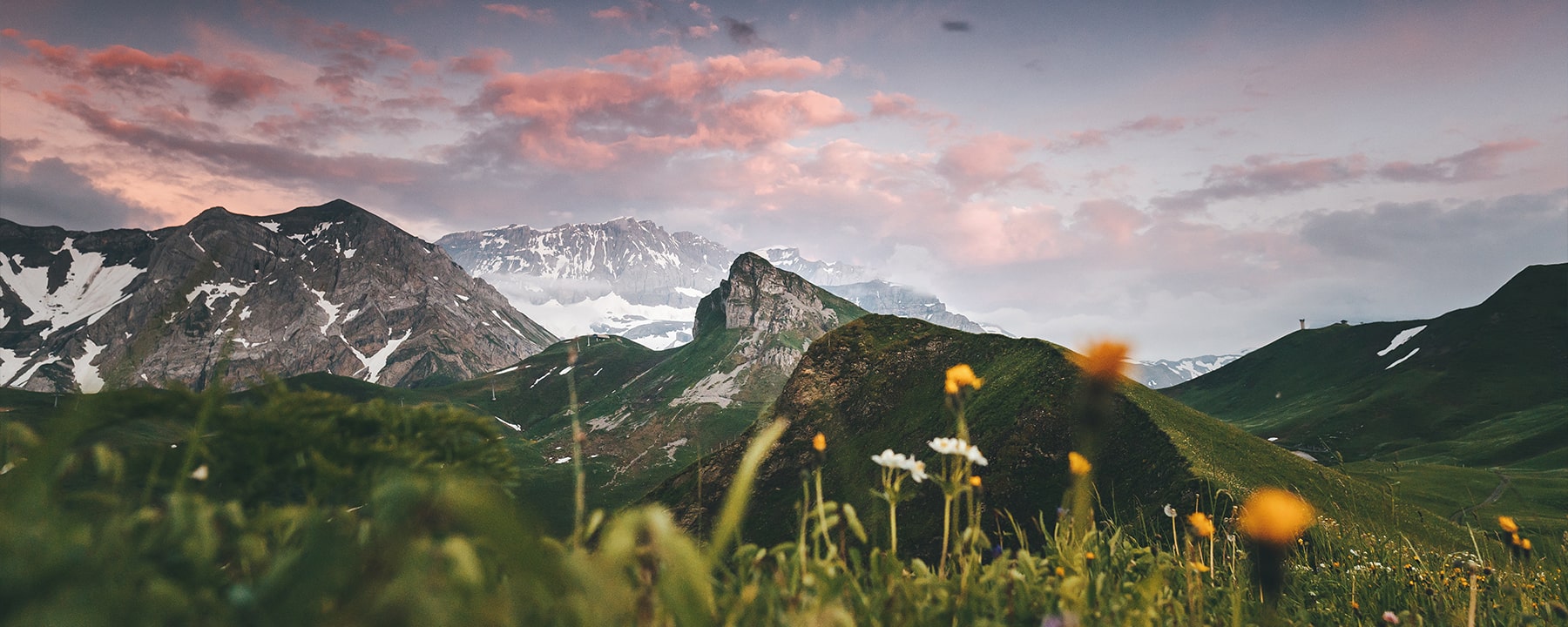 Adelboden liegt eingebettet in den Berner Alpen und umgeben von eindrucksvollen Gipfeln, die das Dorf mit alpinem Charme und frischer Bergluft erfüllen