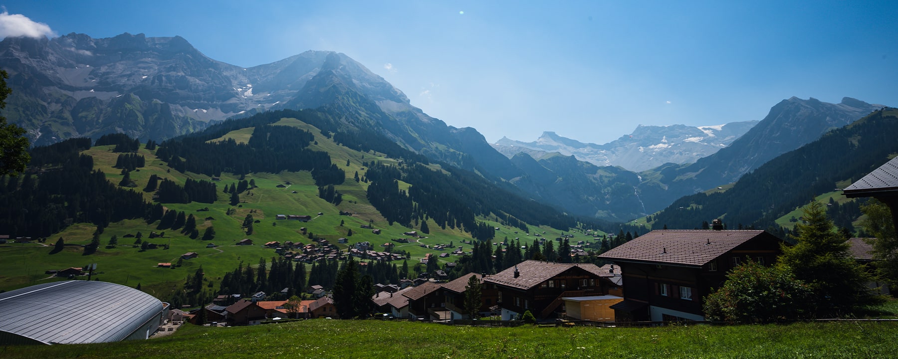 Das Dorf Adelboden verbindet traditionelle Schweizer Architektur mit einer entspannten, alpinen Atmosphäre und lädt Besucher ein, das Leben in den Bergen authentisch zu erleben