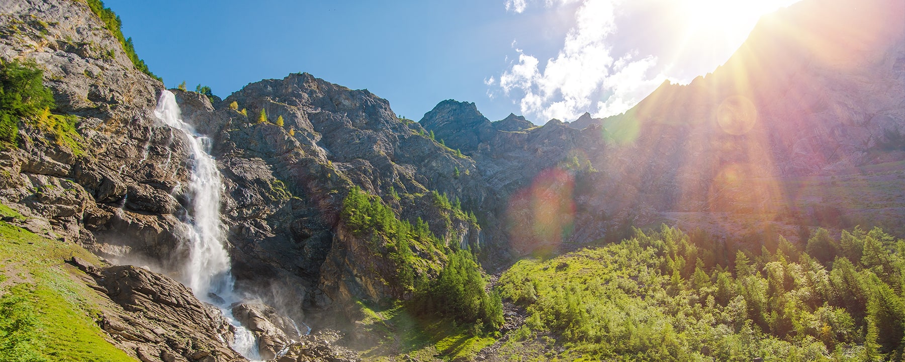 Der berühmte Engstligenfall bei Adelboden stürzt in zwei imposanten Kaskaden über 370 Meter in die Tiefe und ist eine der höchsten und spektakulärsten Wasserfallkulissen der Schweiz