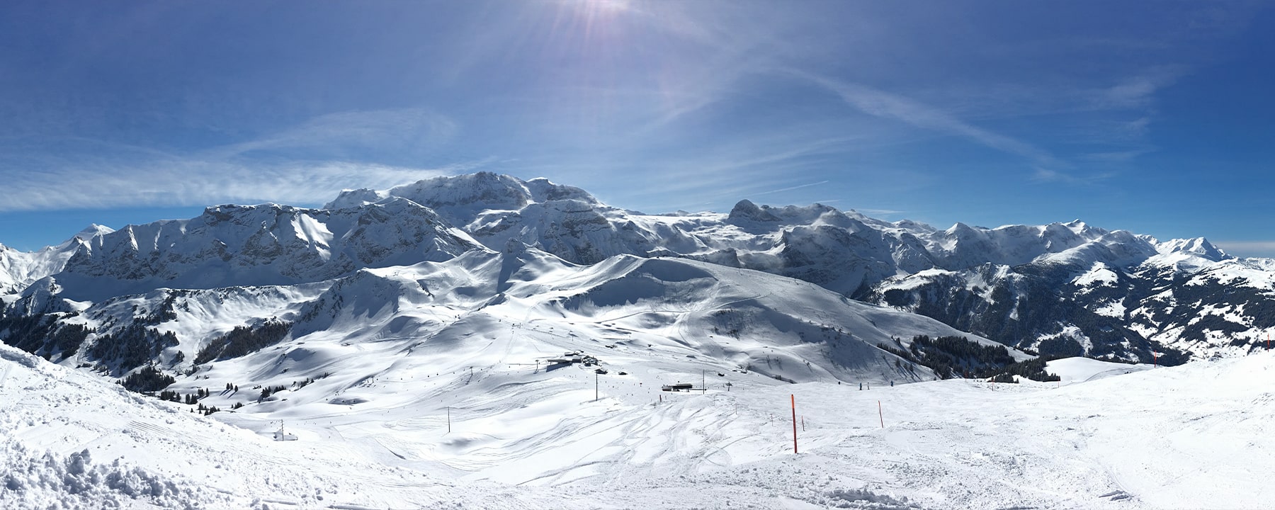 Skifahren in Adelboden bietet dir abwechslungsreiche Pisten und eine eindrucksvolle Bergkulisse, die das Skigebiet zu einem beliebten Ziel für Wintersportler aller Könnerstufen macht