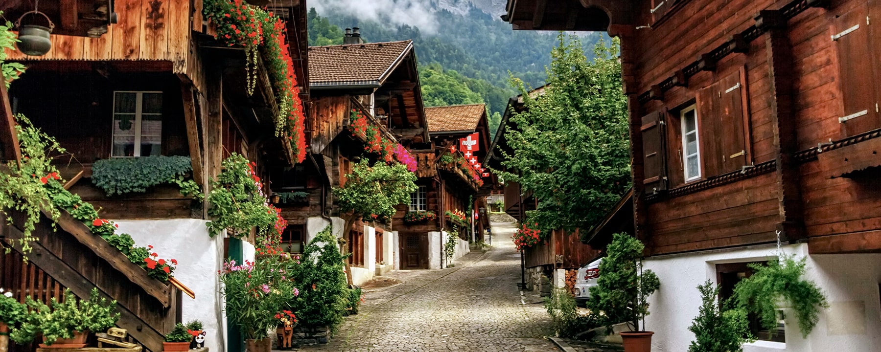 Die traditionellen Holzhäuser in Brienz mit ihren kunstvoll geschnitzten Fassaden und dunklen Holzschindeln erzählen von der langen Handwerksgeschichte des Ortes