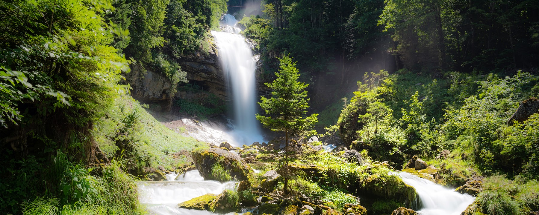 Die Giessbachfälle bei Brienz stürzen in mehreren Kaskaden durch dichte Wälder in den türkisblauen Brienzersee und bieten ein kraftvolles Naturschauspiel