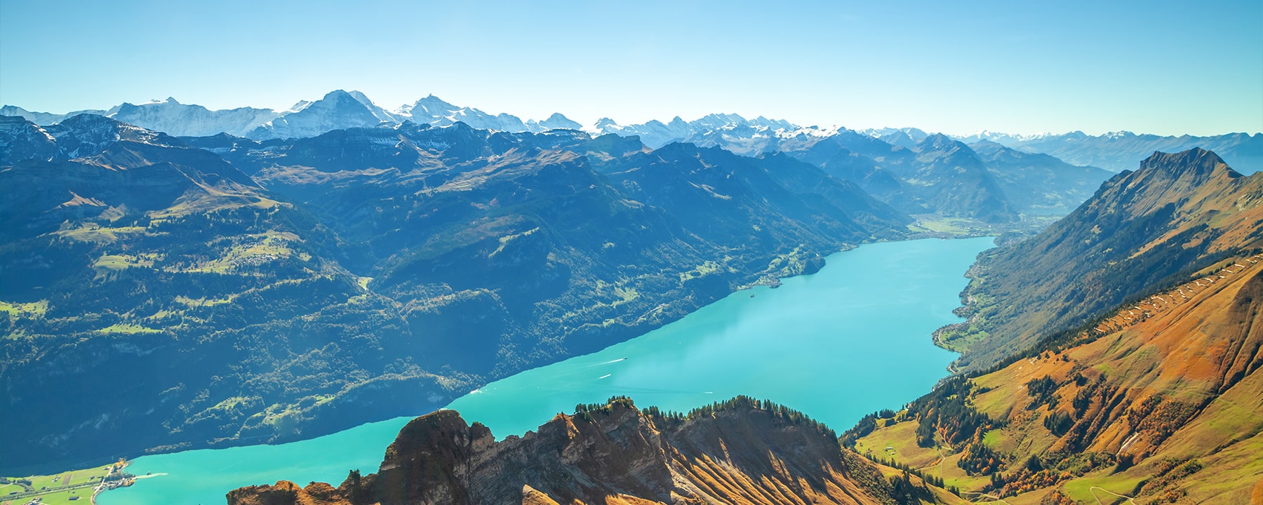 Brienz liegt malerisch am Ufer des Brienzersees, umgeben von imposanten Bergen, und strahlt mit seinen traditionellen Chalets und der entspannten Atmosphäre den Charme eines typischen Schweizer Bergdorfs aus