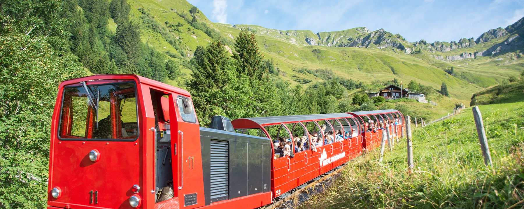 Die historische Brienz-Rothorn-Bahn dampft seit über 130 Jahren gemächlich durch alpine Landschaften hinauf auf das Rothorn und ermöglicht dir dabei spektakuläre Ausblicke auf die umliegende Bergwelt und den Brienzersee