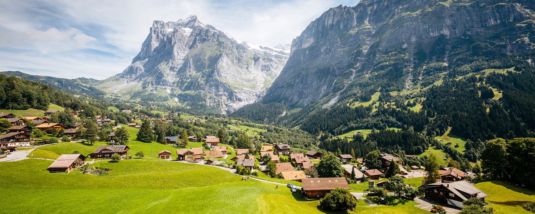 Grindelwald schmiegt sich malerisch in ein weites, sonniges Tal am Fuße von Eiger, Mönch und Jungfrau und ist umgeben von einer dramatischen Alpenkulisse