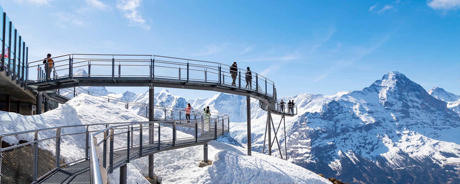 Der First Cliff Walk führt dich über einen schmalen Steg entlang schwindelerregender Felswände und bietet dir einen ungehinderten Blick auf die dramatische Bergwelt und das Tal tief unter dir