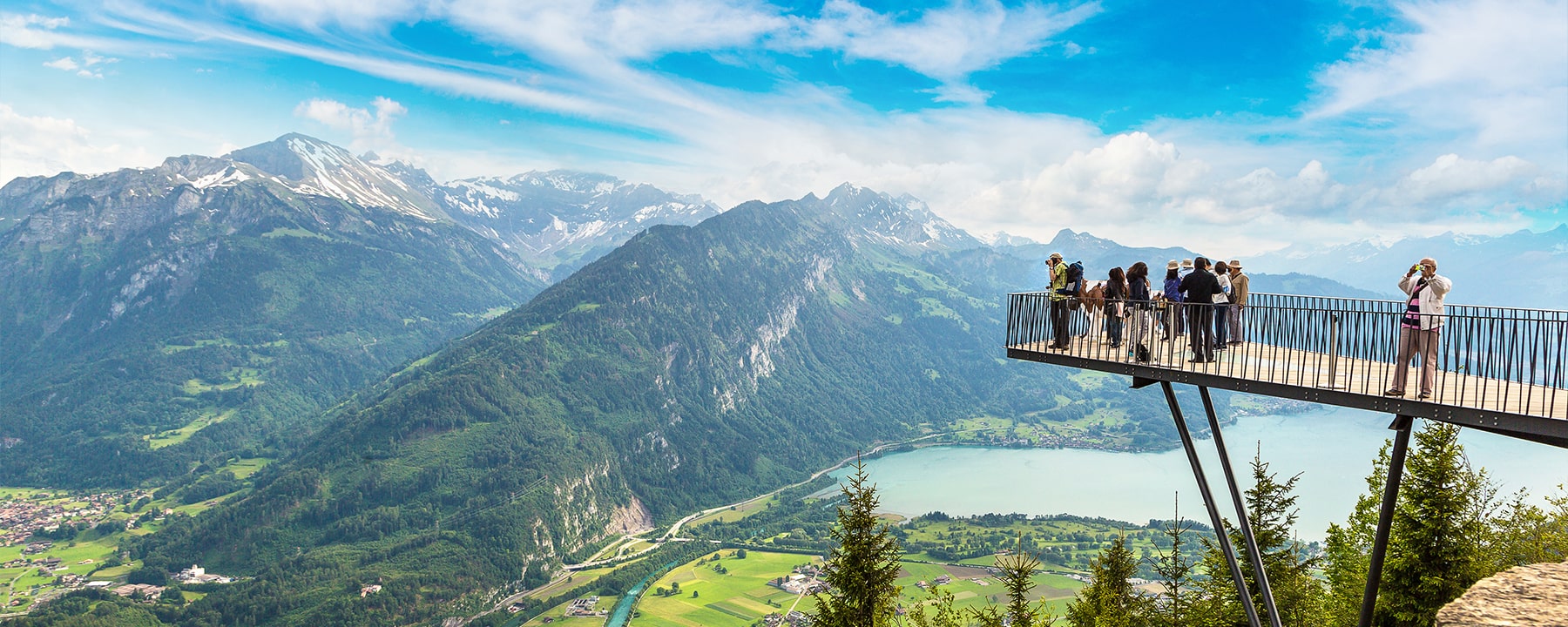 Die Aussichtsplattform Harder Kulm thront hoch über Interlaken und bietet einen weiten Blick über die beiden Seen sowie die imposanten Gipfel der Eiger-, Mönch- und Jungfrau-Bergkette