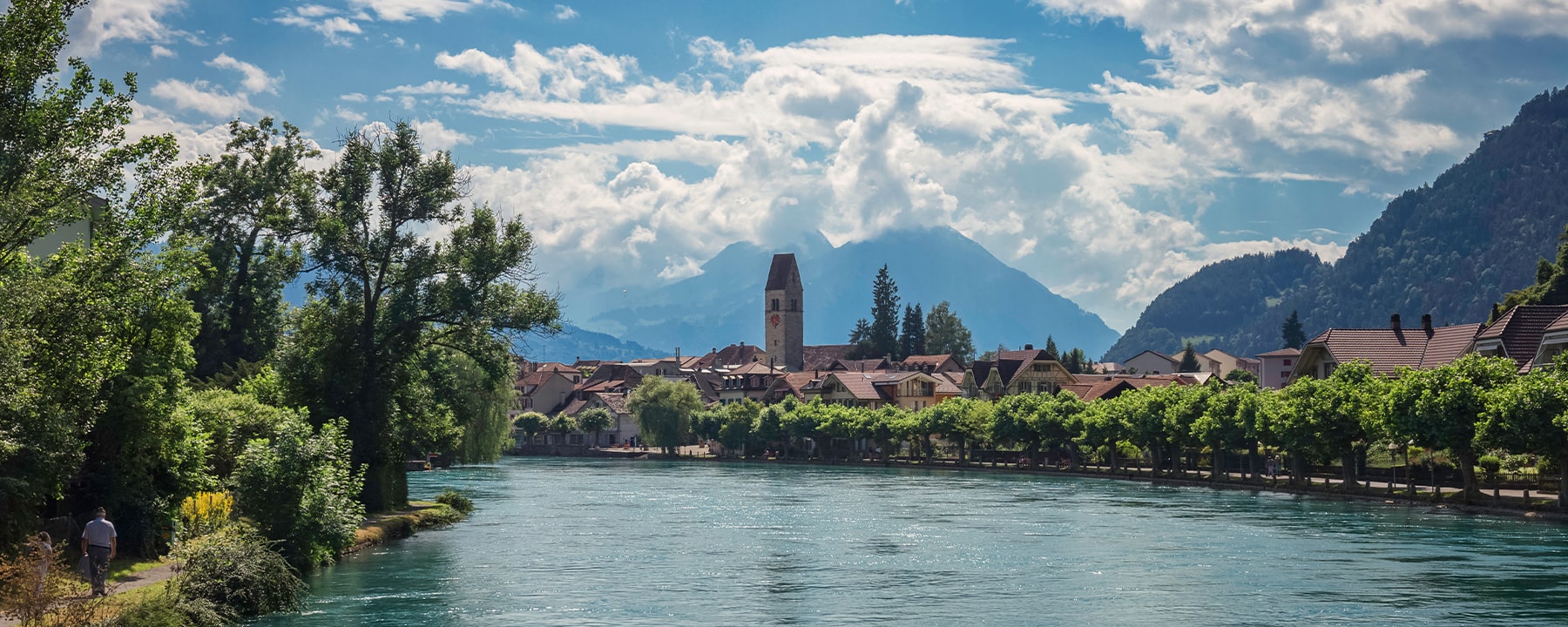 Die Altstadt von Interlaken, mit ihren charmanten Gassen und historischen Gebäuden, vermittelt ein authentisches Flair und lädt zum entspannten Flanieren ein